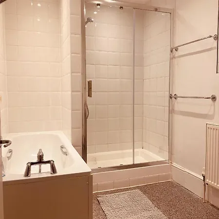 Central Windsor Spacious Three Double Bedrooms, Two Living Room, Kitchen Entire Apartment Over Three Floors Steps From Windsor Castle, Station, Long Walk And Restaurants Royal Residence Retreat Windsor Exterior photo