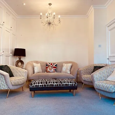 Central Windsor Spacious Three Double Bedrooms, Two Living Room, Kitchen Entire Apartment Over Three Floors Steps From Windsor Castle, Station, Long Walk And Restaurants Royal Residence Retreat Windsor Exterior photo