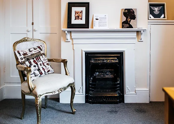 Central Windsor Spacious Three Double Bedrooms, Two Living Room, Kitchen Entire Apartment Over Three Floors Steps From Windsor Castle, Station, Long Walk And Restaurants Royal Residence Retreat Windsor