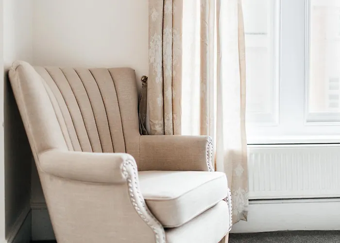Central Windsor Spacious Three Double Bedrooms, Two Living Room, Kitchen Entire Apartment Over Three Floors Steps From Windsor Castle, Station, Long Walk And Restaurants Royal Residence Retreat Windsor